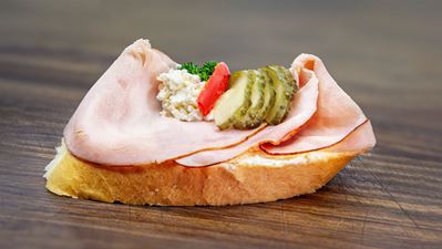 Obrázek Chlebíček s moravským uzeným masem a křenem - NOVINKA