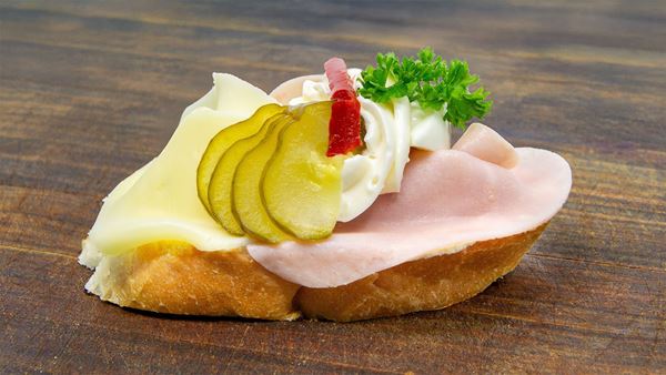 Obrázek z Chlebíček se šunkou a sýrem na salátě  - NOVINKA