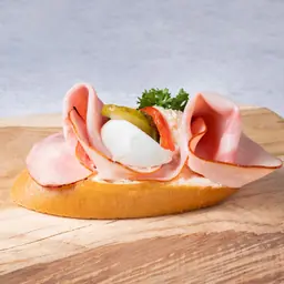 Chlebíček s moravským uzeným masem a křenem - Master