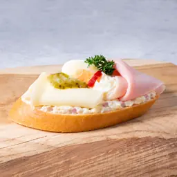 Chlebíček se šunkou a sýrem na salátě - Master