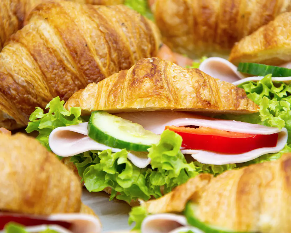 BOX mini croissant mix, 8x šunka, 8x uzený losos - Master