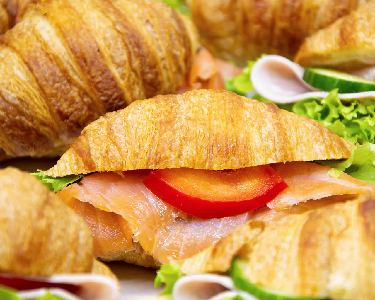 BOX mini croissant mix, 8x šunka, 8x uzený losos - Master