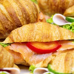 BOX mini croissant mix, 8x šunka, 8x uzený losos - Master