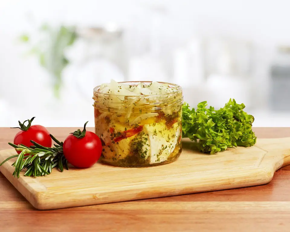 Nakládaný camembert kořeněný 660g (3ks, ve skle) - Master